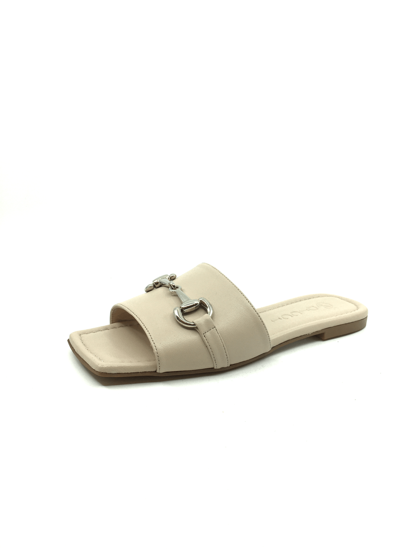 Элегантные Кожаные Шлепанцы Металлической Деталью - Качественный Кожаный Продукт Производства Ülker Ayakkabicilik San. Ve Diş Ti̇c. Ltd. Şti̇.. Обращайтесь Для B2B Заказов.