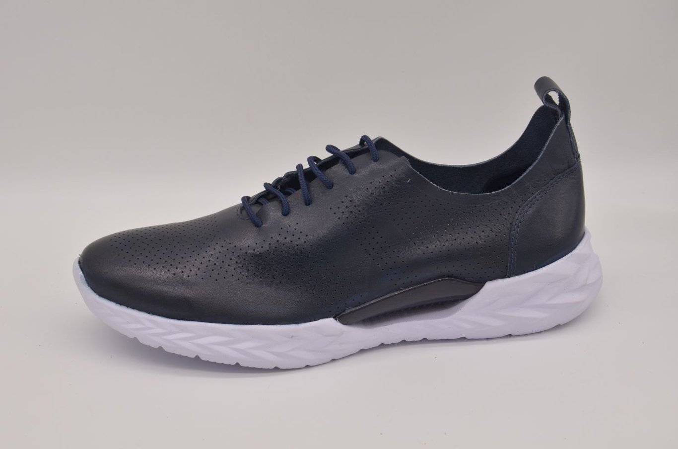 Marineblau Perforiertes Leder Phylon Sohle Sneaker - Qualitatives Lederprodukt Hergestellt Von Çetsan Ayakkabı Sanayi Ve Ticaret Limited Şirketi. Kontakt Für B2B-Bestellungen.