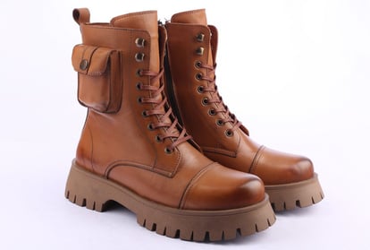 Damen Moderne Schwarze Leder Combat Boots - Qualitatives Lederprodukt Hergestellt Von Kardeşler Kundura Deri Mam. İmal. Paz. İth. İhr. San. Ve Tic. Ltd. Şti.. Kontakt Für B2B-Bestellungen.