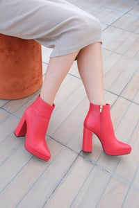 Lebhafte Rote Leder Plateau Stiefeletten - Qualitatives Lederprodukt Hergestellt Von Folli Ayakkabı Deri Mamülleri San. Ti̇c. Ltd. Şti̇.. Kontakt Für B2B-Bestellungen.