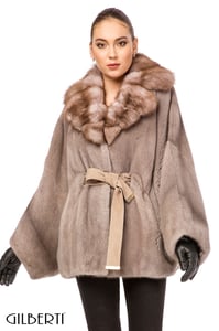 Eleganter Damen Pelzmantel Mit Gürtel Akzent - Qualitatives Lederprodukt Hergestellt Von F.o.u.r.m.i̇.e. Deri̇ Sanayi̇ Diş Ti̇caret Ltd.şti̇.. Kontakt Für B2B-Bestellungen.