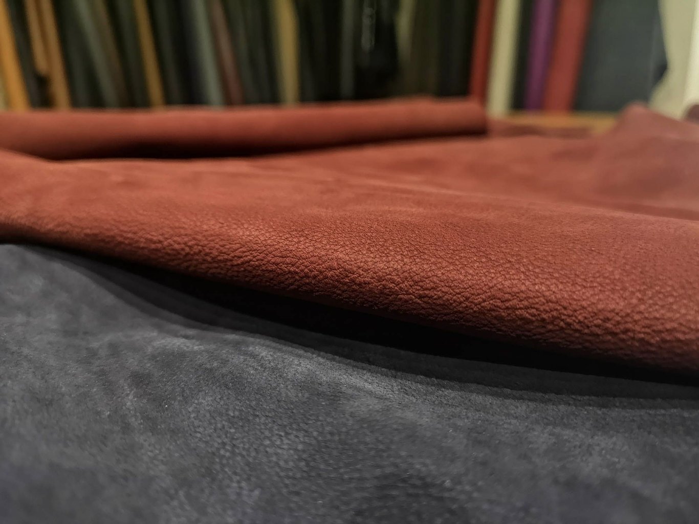 Auffälliges Terrakotta Rotes Genarbtes Echtes Leder - Qualitatives Lederprodukt Hergestellt Von Uyguner Deri̇ Sanayi̇ Ve Ti̇c Aş. Kontakt Für B2B-Bestellungen.