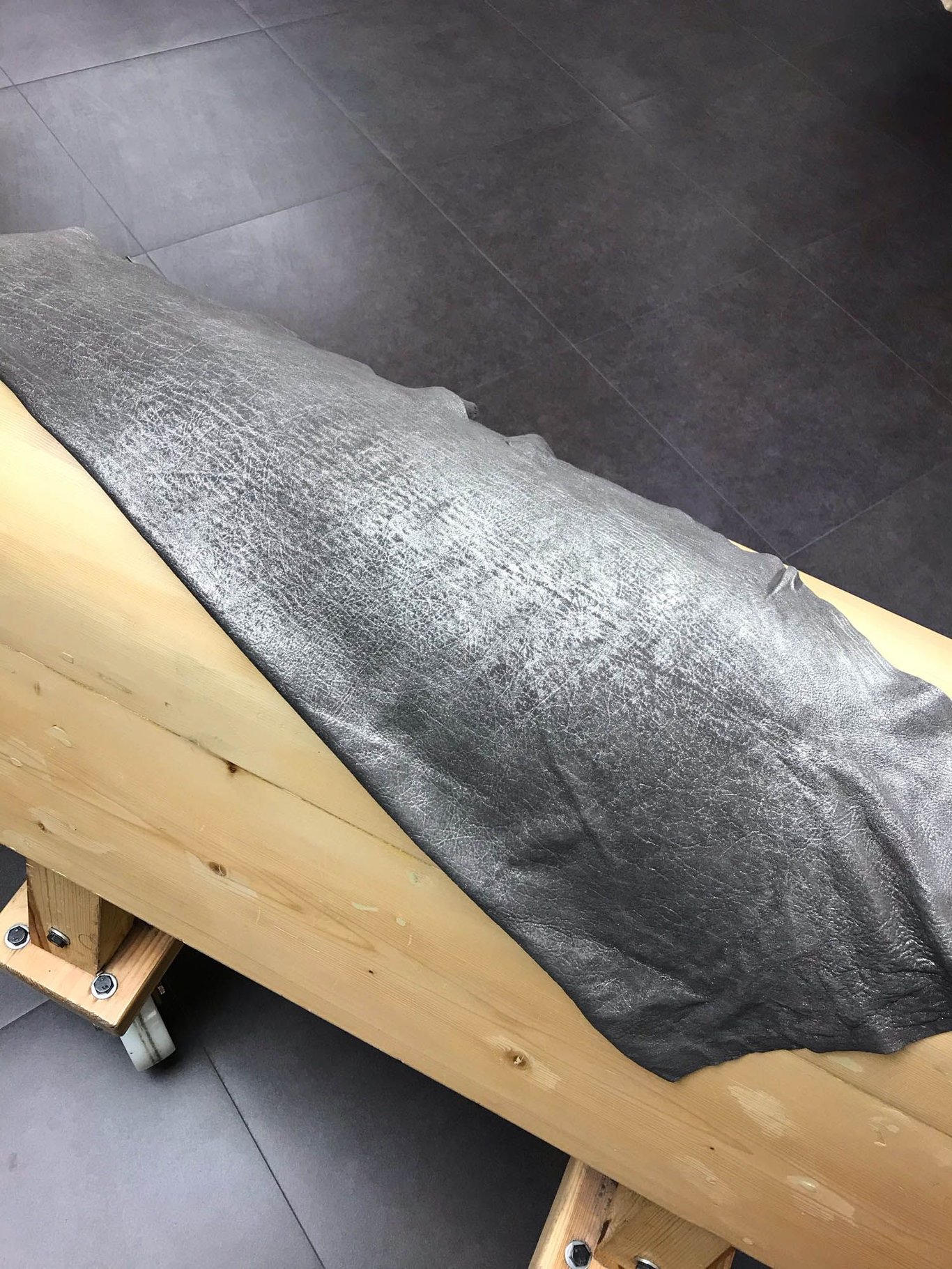 Metallic Anthracite Wrinkled Ovine Apparel Leather - Quality Leather Product Manufactured By Çeti̇nkaya Kürk Deri̇ Konfeksi̇yon Tarim Sanayi̇ Ve  Ti̇caret Li̇mi̇ted Şi̇rketi̇. Contact For B2B Orders.