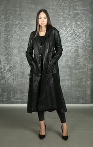 Damen Schwarzer Lammleder Trenchcoat Mit Ketten Detail Design - Qualitatives Lederprodukt Hergestellt Von Rubi̇s Deri̇ci̇li̇k San. Ve Ti̇c. Ltd. Şti̇.. Kontakt Für B2B-Bestellungen.