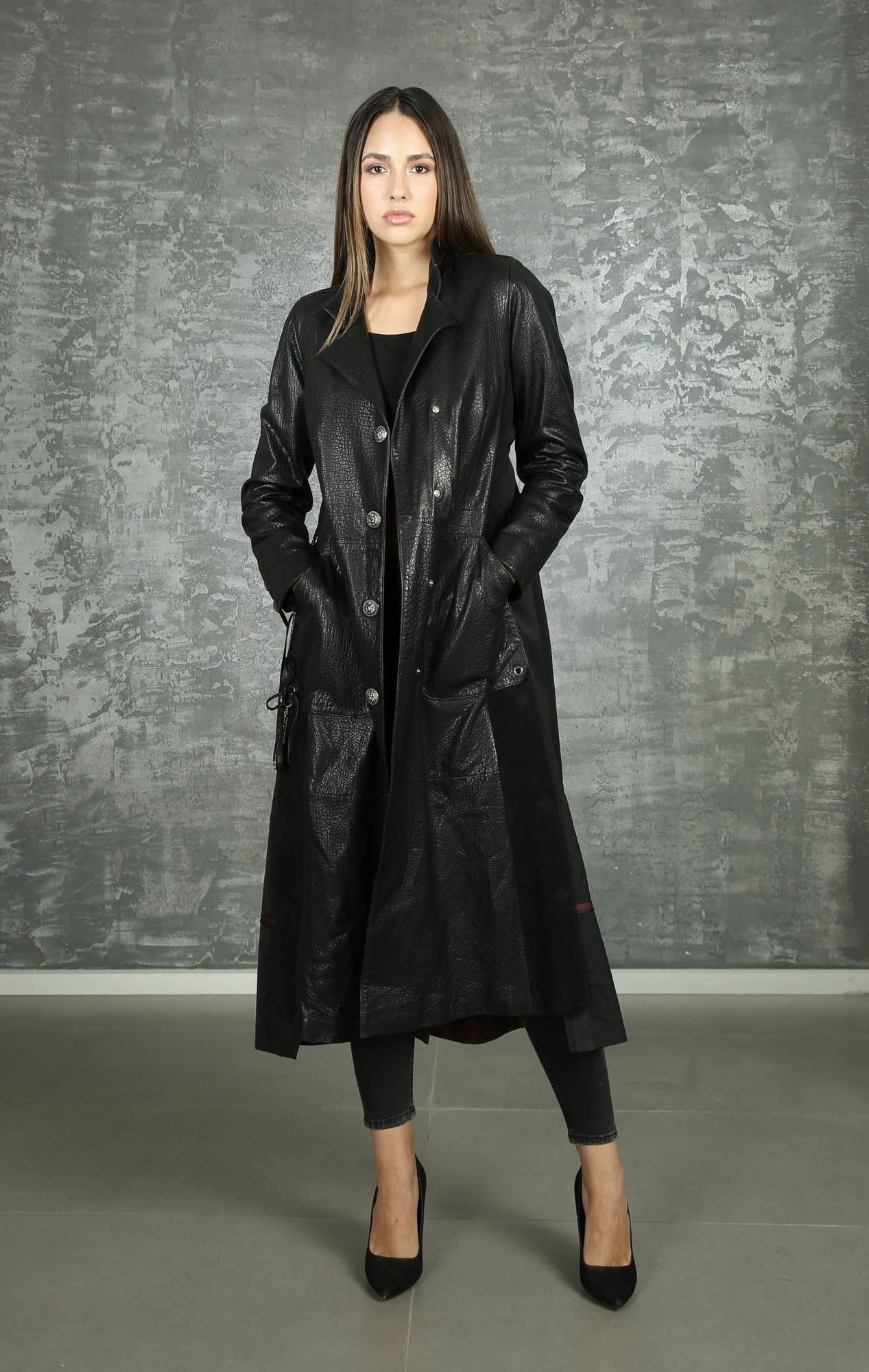 Damen Schwarzer Lammleder Trenchcoat Mit Ketten Detail Design - Qualitatives Lederprodukt Hergestellt Von Rubi̇s Deri̇ci̇li̇k San. Ve Ti̇c. Ltd. Şti̇.. Kontakt Für B2B-Bestellungen.
