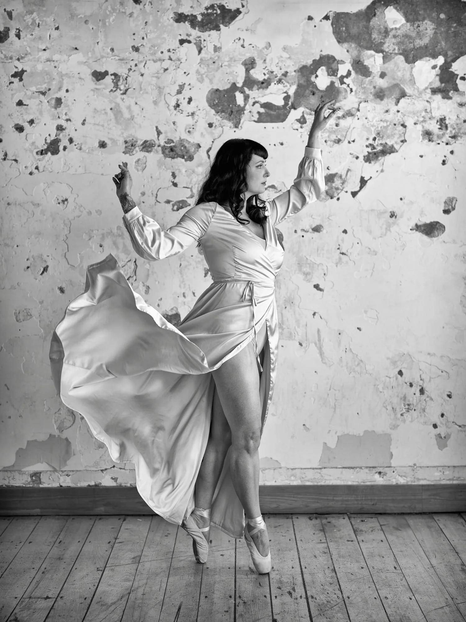 Black and white photo of Viv on pointe with her gown flowing