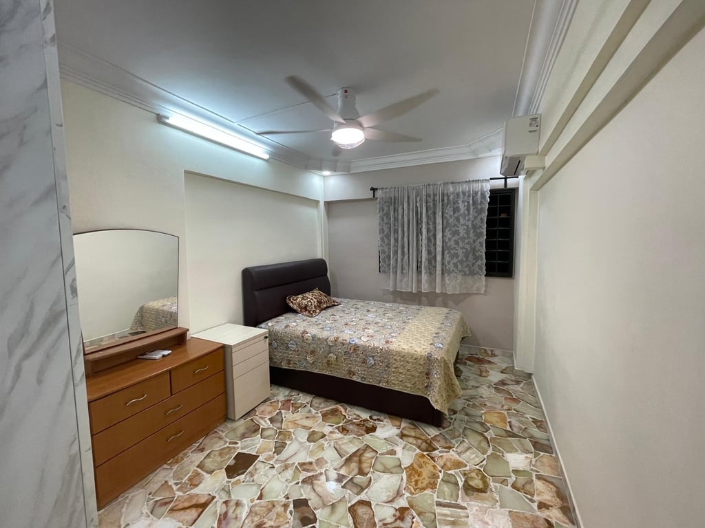 HDB Common Room for Rent in Bukit Batok · 211 Bukit Batok Street 21, 650211 · S$ 850/mo - Image 2 of 4