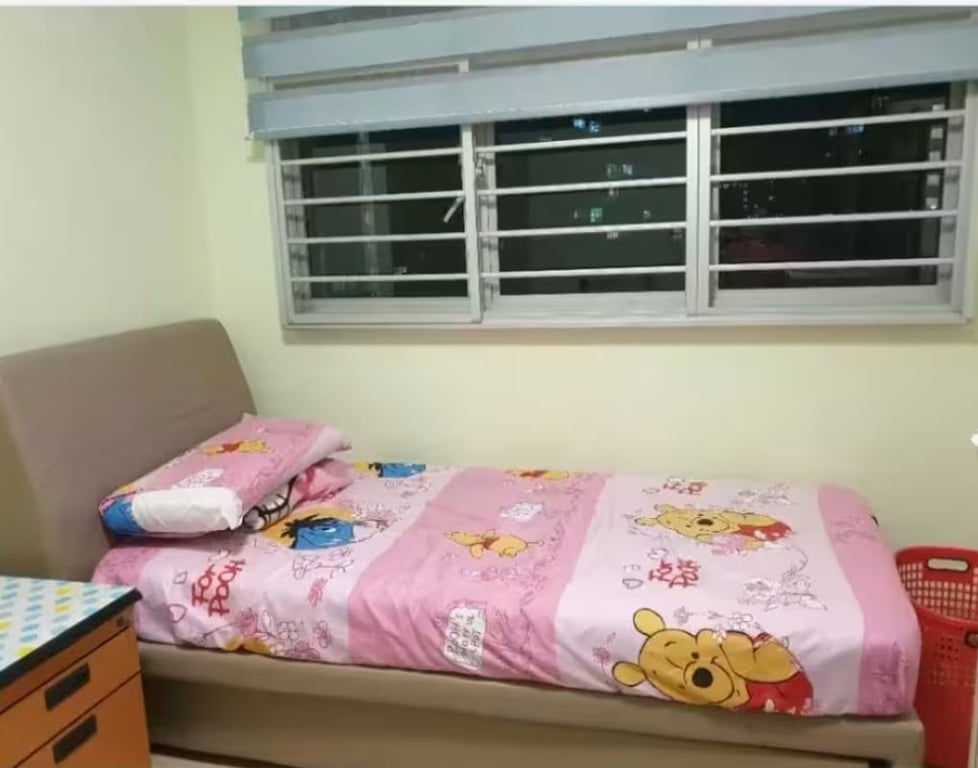 HDB Common Room for Rent in Bukit Batok · 438B Bukit Batok West Avenue 8 · S$ 850/mo - Image 1 of 1