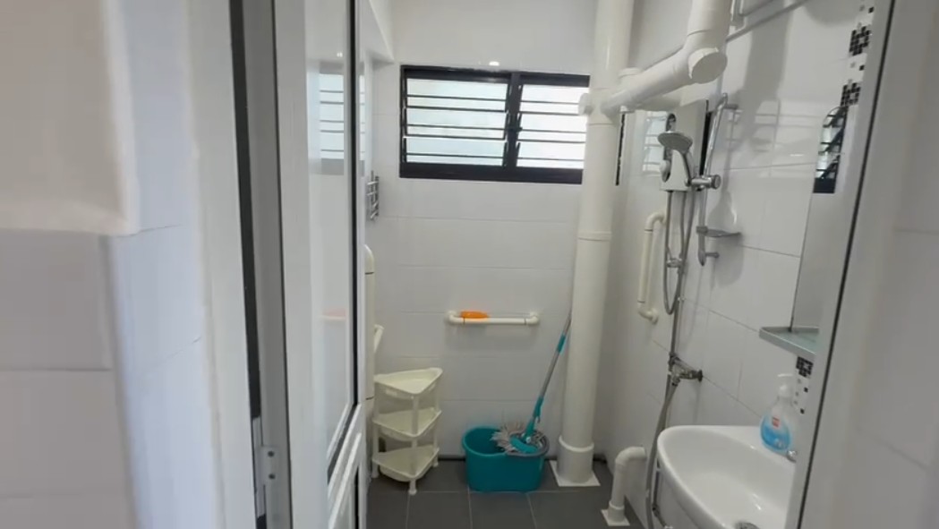 HDB Whole Unit for Rent in Jurong East · 410 Pandan Gardens, 600410 · S$ 1,700/mo - Image 4 of 5