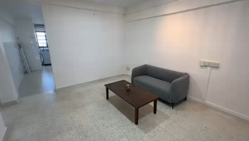 HDB Whole Unit for Rent in Jurong East · 410 Pandan Gardens, 600410 · S$ 1,700/mo - Image 2 of 5