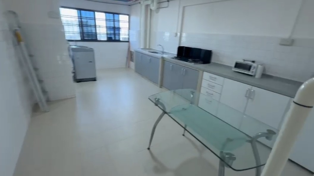 HDB Whole Unit for Rent in Jurong East · 410 Pandan Gardens, 600410 · S$ 1,700/mo - Image 3 of 5