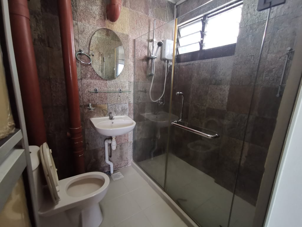 HDB Master Room for Rent in Bukit Merah · 107 Spottiswoode Park Road, 080107 · S$ 1,680/mo - Image 4 of 6