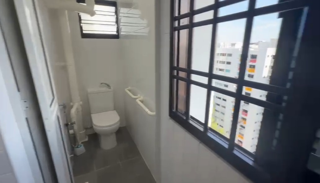 HDB Whole Unit for Rent in Jurong East · 410 Pandan Gardens, 600410 · S$ 1,700/mo - Image 5 of 5