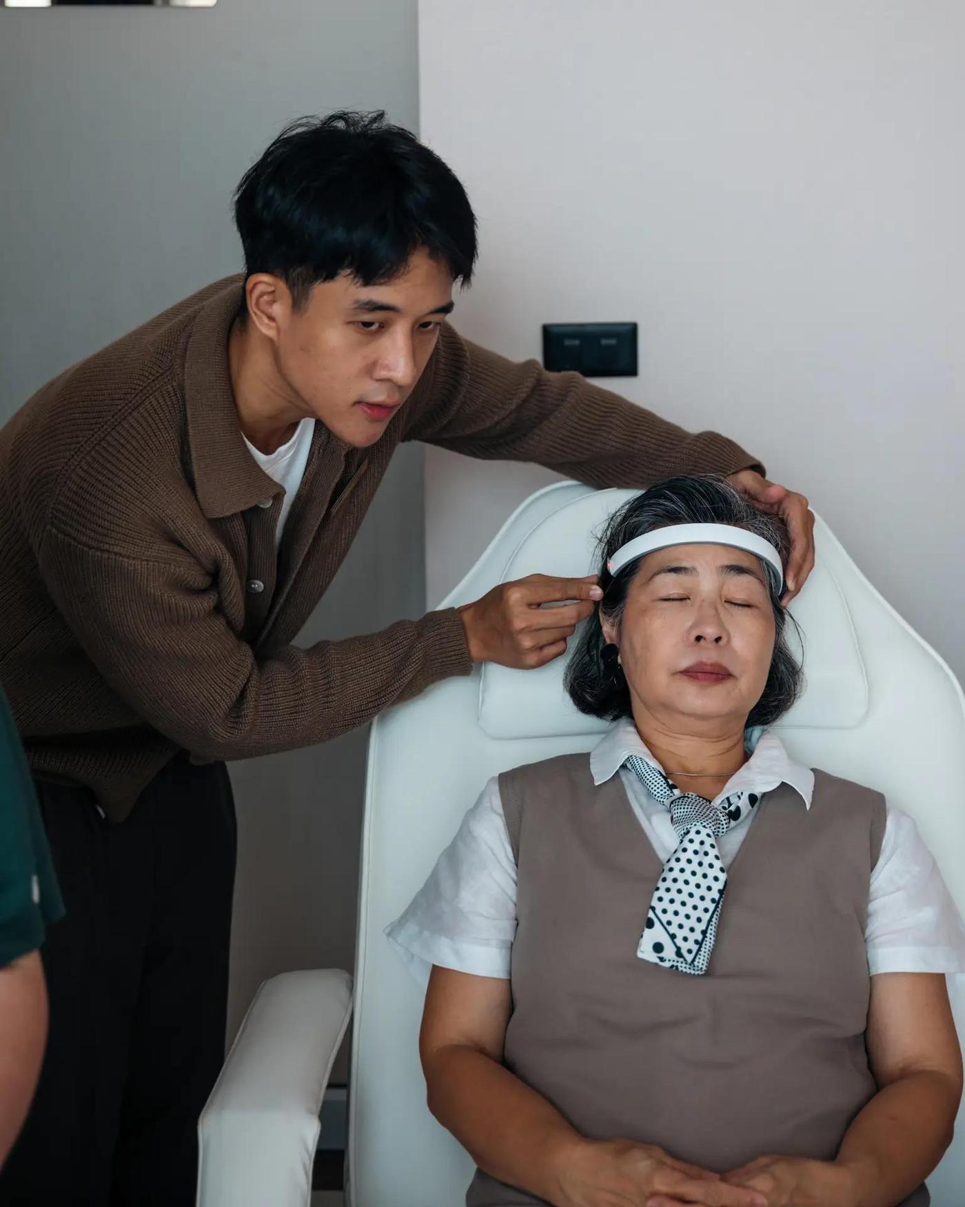 ภาพทีมสหวิชาชีพดูแลผู้ป่วยอัลไซเมอร์ร่วมกับครอบครัว ภาพที่ 4
