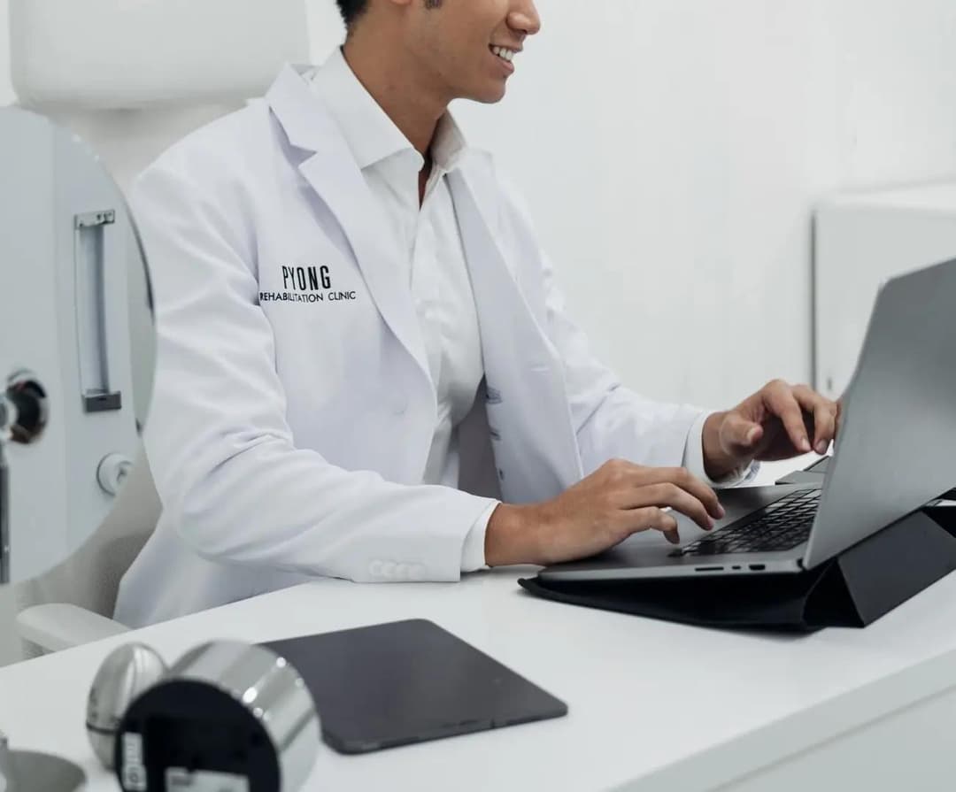 A doctor explaining the approach to treatment to a patient