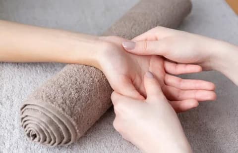 อาการมือเกร็ง