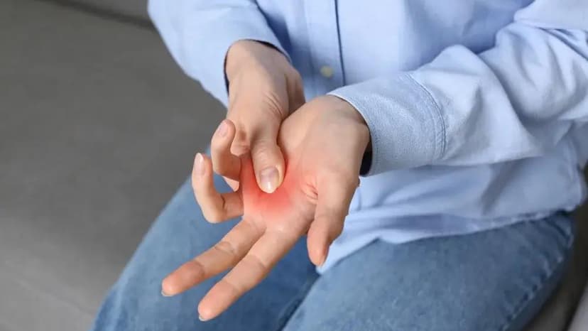 ผู้ใช้มือกดบริเวณโคนนิ้วที่มีการเน้นสีแดง