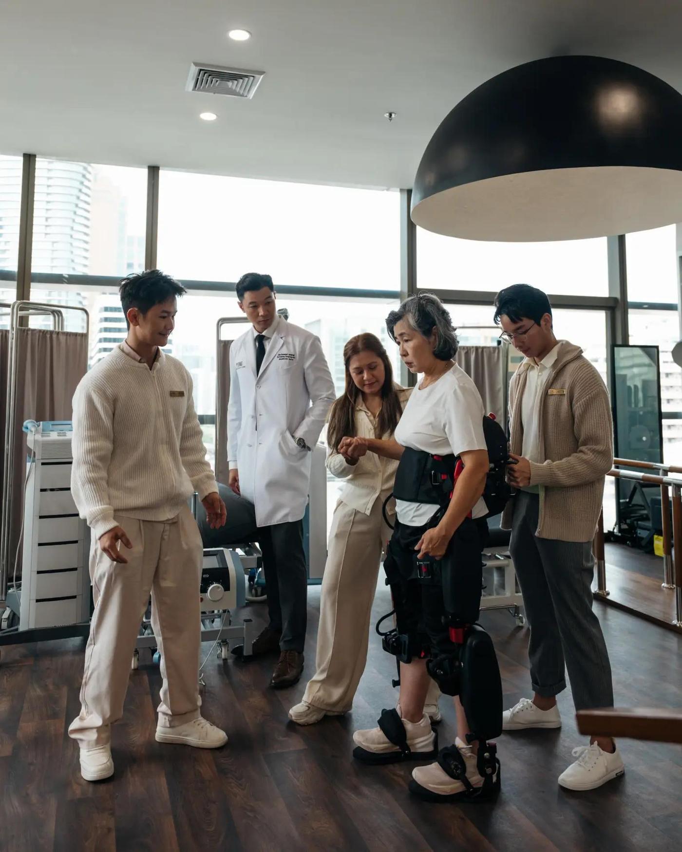 ภาพการใช้หุ่นยนต์พยุงร่างกาย Exoskeleton ที่ PYONG Rehabilitation