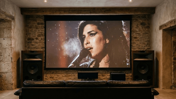 Slot #0004 amy-winehouse-200-inch-impact: 200-inch impact for physical conviction. / [0004] amy-winehouse-200-inch-impact: 200インチの衝撃。エイミーが「現前」する身体的確信。