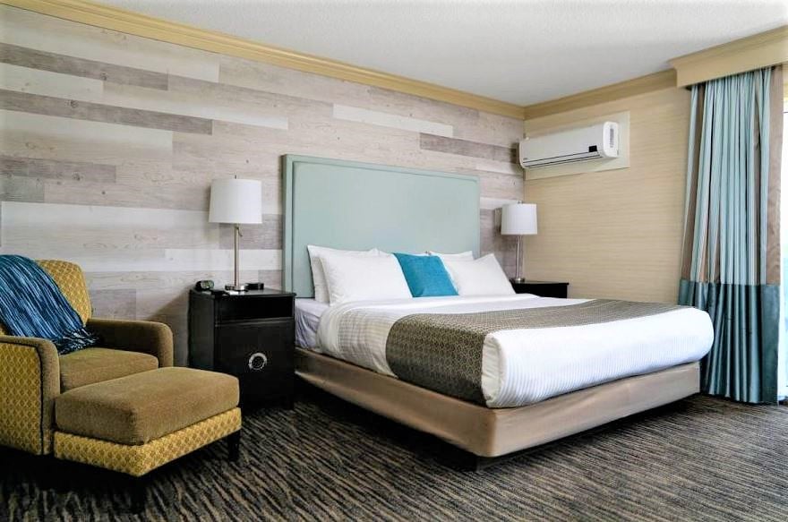 </who>An example of a Prestige room, this one at the Prestige Beach House in Kelowna.