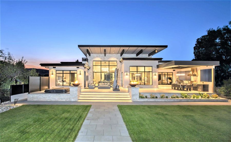 </who>This waterfront mansion called 'California modern' in West Kelowna built by Frame Custom Homes is a finalist in the 'best detached custom home 3,001-4,000 square feet' category of the 2023 National Housing Awards.