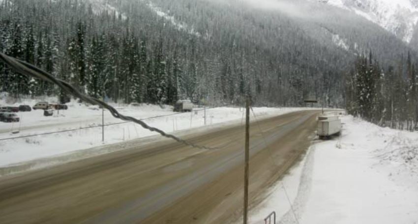 Snowfall warning issued with 15-20 cm expected on Hwy 1 by Saturday morning