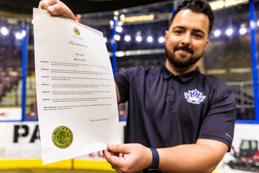 <who>Photo Credit: NowMedia/Gord Goble</who> Vees broadcaster Fraser Rodgers shows off City 'Vees Day' proclomation