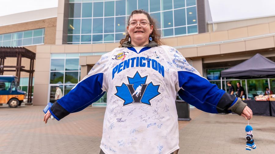 <who>Photo Credit: NowMedia/Gord Goble</who> Superfan Tina Gibson
