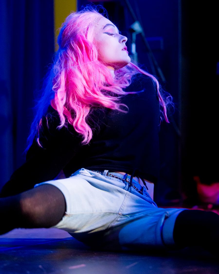 Anya Knees (John Mellart)