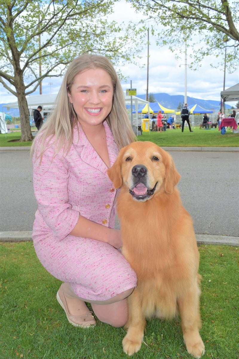 </who>Handler Vienna Yeadon with the No. 1 golden retriever in Canada -- Jimmy.