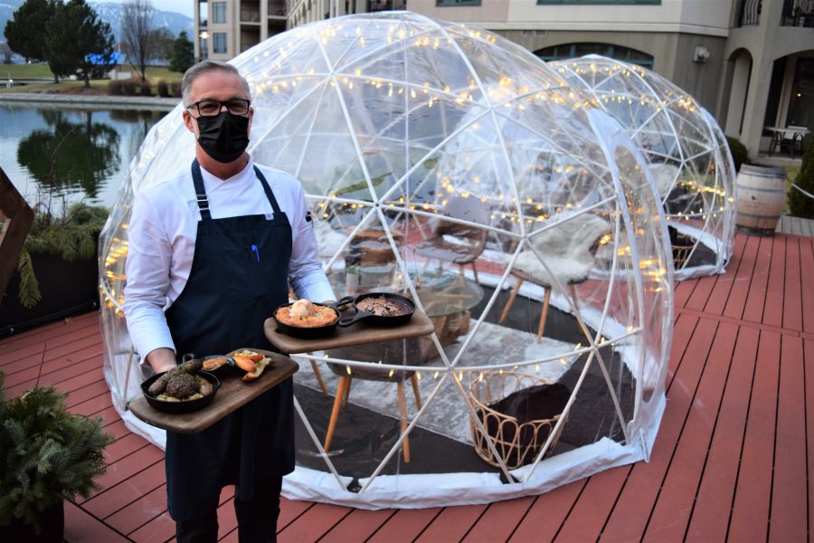 </who>Chef David Foot at Luminescence Outdoor Dining Globe #3 with, from left, the sausage trio with toasted baguette, apple tart and chocolate pie.