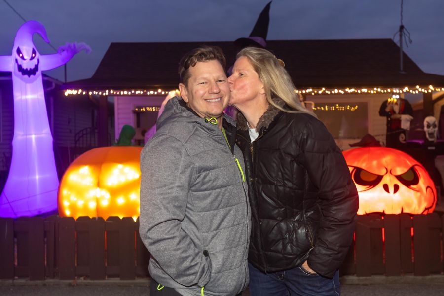 <who>Photo Credit: NowMedia/Gord Goble</who> Jamie and Tracy Benoit's kiss cam