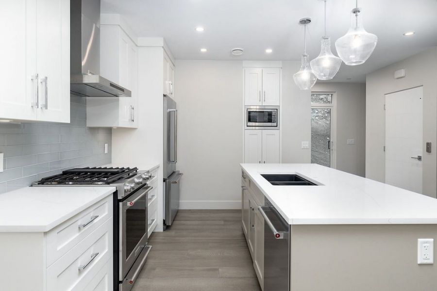 <who> Photo Contributed by Somerset Reach </who> Walk-up kitchen side view of appliances.