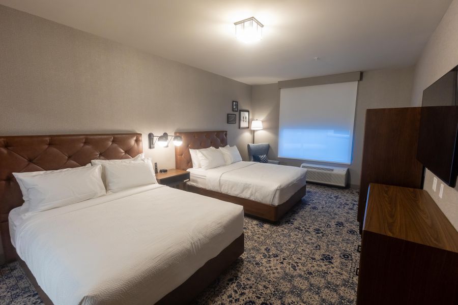<who>Photo Credit: NowMedia/Gord Goble</who> Suite bedroom
