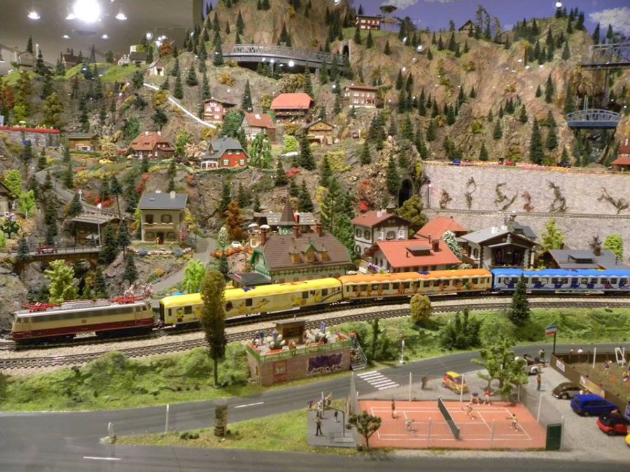 <who>Photo Credit: Osoyoos Desert Model Railroad