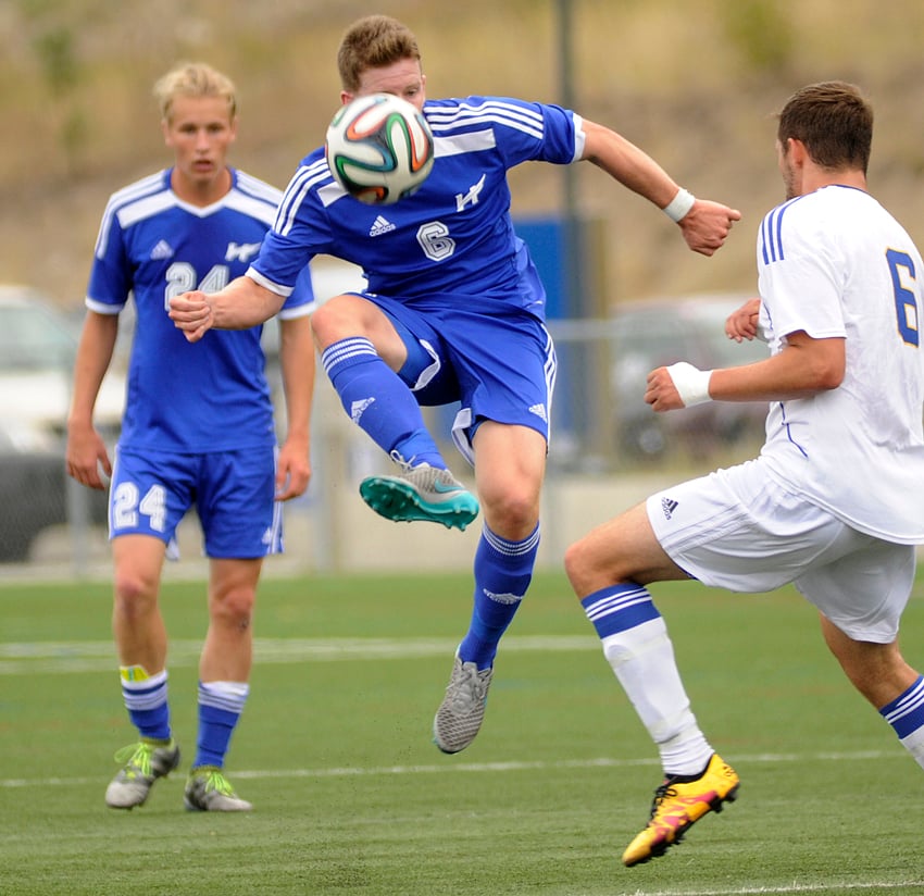 <who>Photo Credit: Lorne White/KelownaNow </who>UBCO Heat's Robert Hamilton passes off a loose ball to a teammate in Sunday's 1-1 draw with the UBC Thunderbirds.