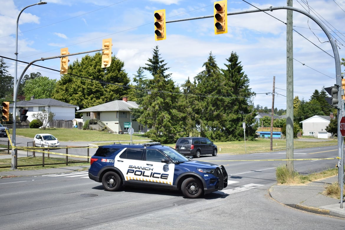6 police officers shot, 2 suspects killed in armed bank robbery in Saanich