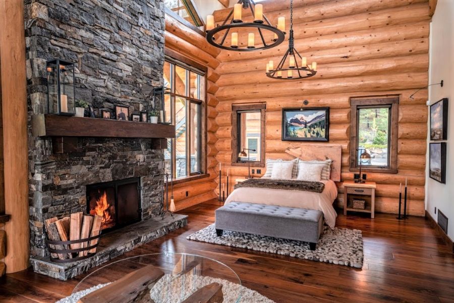 </who> The main ranch house has four bedrooms and five bathrooms.