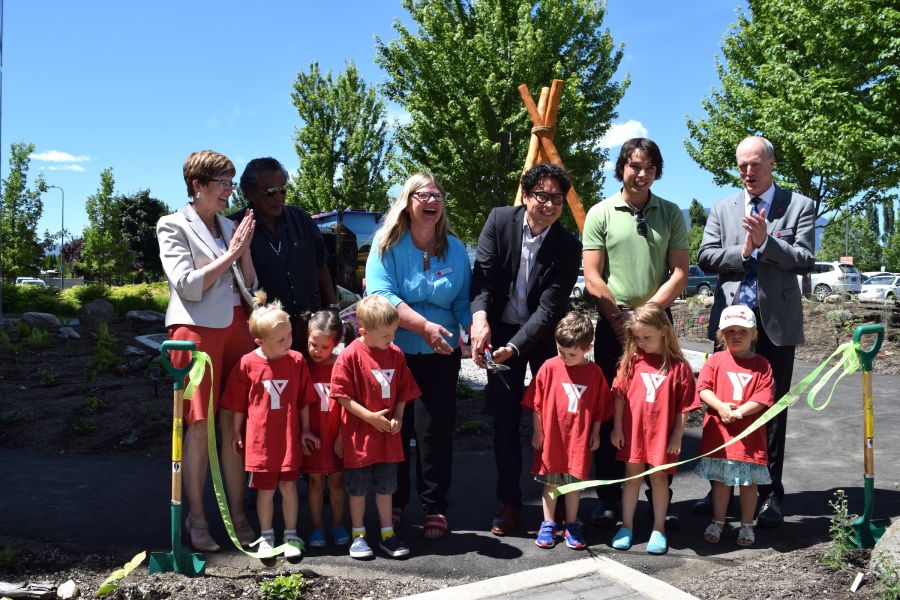 <who>Photo Credit: Contributed</who>Heather Schneider, Grouse Barnes, Connie Denesiuk, Chris Derickson, Anthony Isaac and Jim Hamilton (L to R) are joined by children from nearby Little Scholars daycare in cutting the ribbon to officially open the na’ʔk’ʷulamən garden.