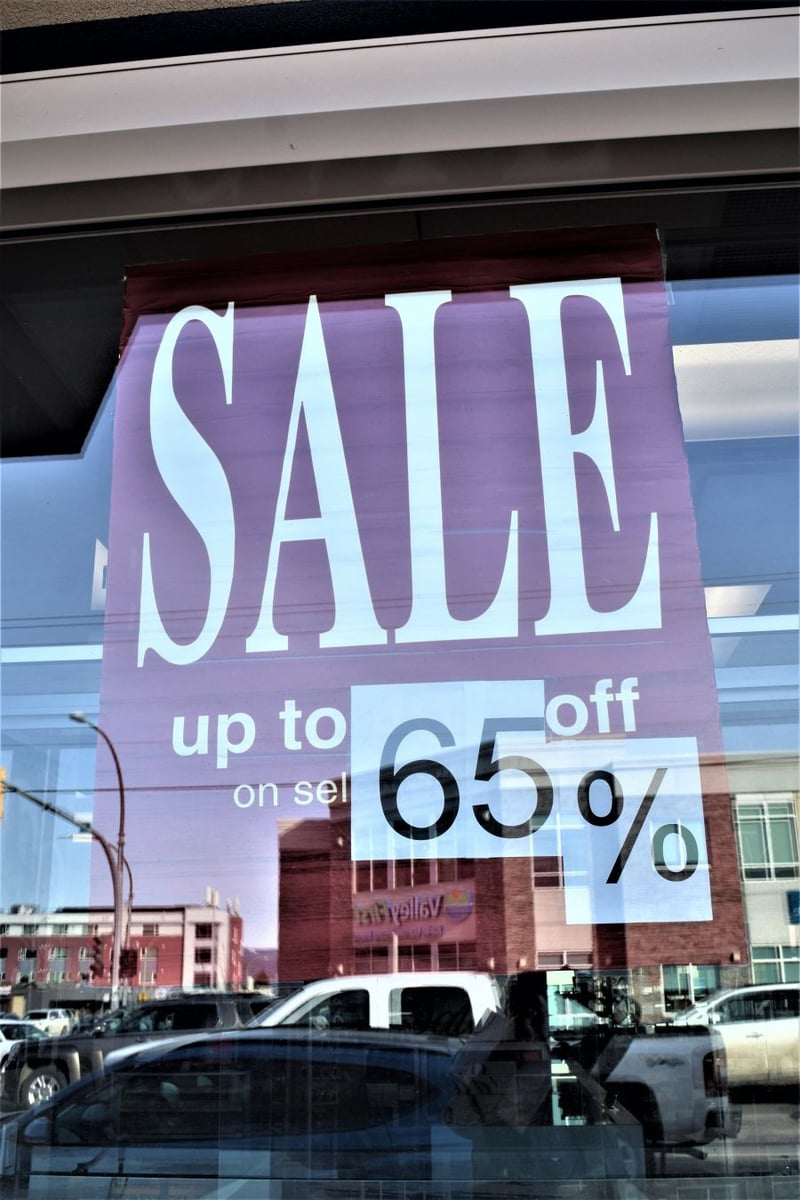 </who>The closing-out sale at Golden Gems Jewellery will continue until the end of June.