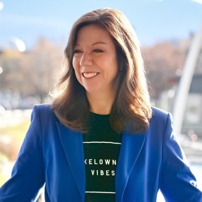 </who>Tourism Kelowna CEO Lisanne Ballantyne in one of the branded 'Kelowna Vibes' t-shirts.