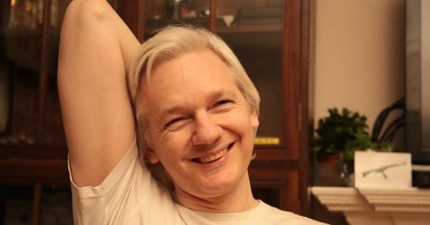 <who> Photo Credit: J.Assange Twitter.