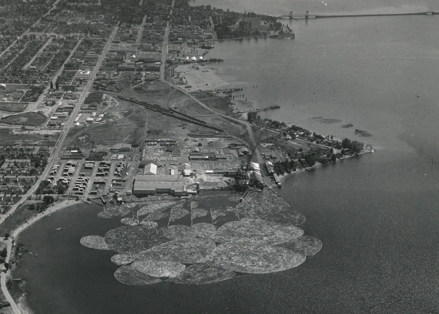 <who> Photo credit: Okanagan Special Collections OSC ARC 02 001 010c 011 </who> Aerial view of Kelowna and Okanagan Lake, 1958.