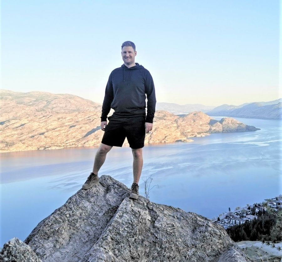 </who>Investment advisor Jeff Hayes of Edward Jones is a finalist in the young entrepreneur of the year category.