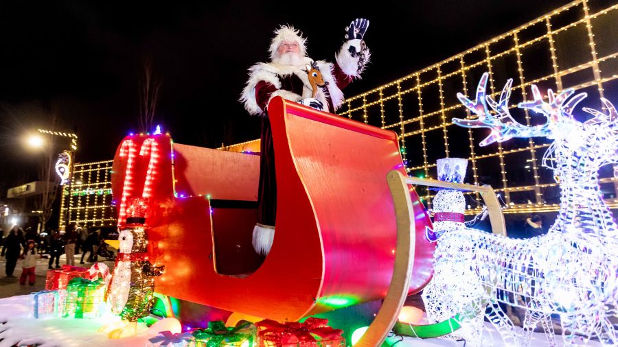 <who>Photo Credit: NowMedia/Gord Goble</who> 2022 Santa Parade