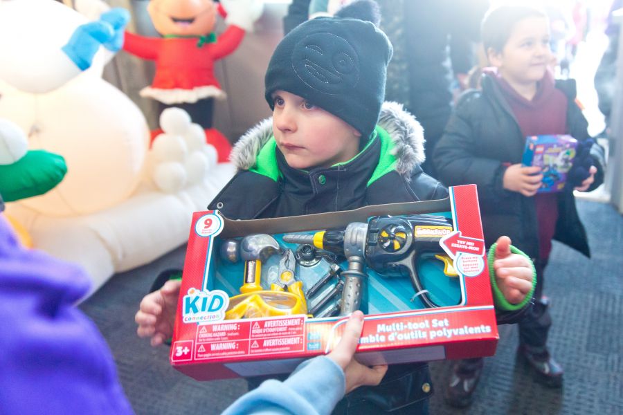 <who>Photo Credit: NowMedia</who>The Kindergarten and Grade One classes from Queens Park Elementary came bearing gifts.