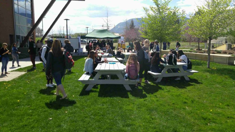 <who>Photo Credit: PentictonNow </who>More than 200 Grade 10 and 11 students from Penticton and across the region attended the Experience OC event on Tuesday. Students got to attend learning sessions in areas of interest by full-time teaching faculty at the college. 