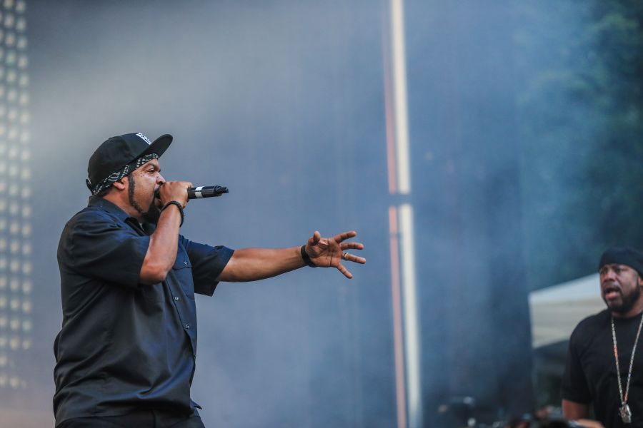 <who> Photo Credit: KelownaNow. <who> Ice Cube performing in Kelowna over the weekend. 