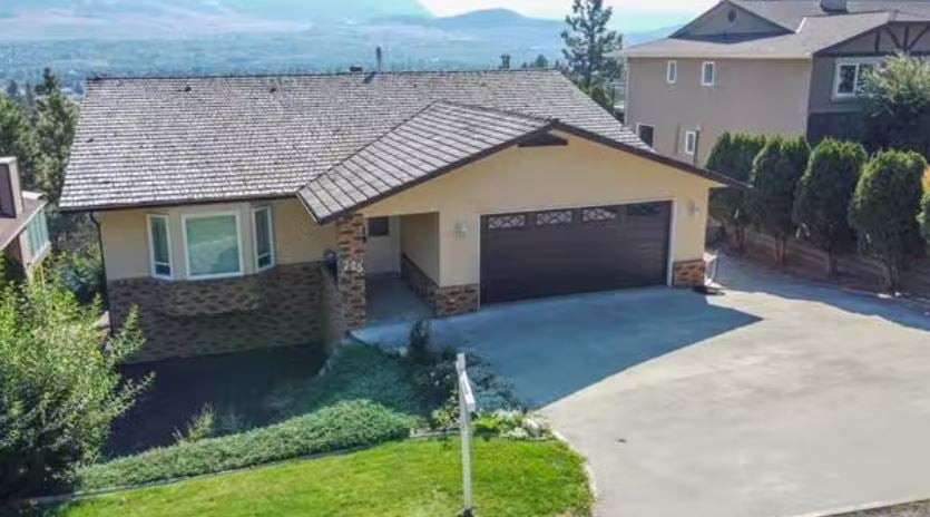 </who>This three-bedroom, three-bathroom, 3,340-square-foot home that needs some updating on Cassiar Court on Dilworth Mountain is listed for sale for $950,000, which is a little less than the benchmark selling price of $976,800 for a typical single-family home in Kelowna in January.