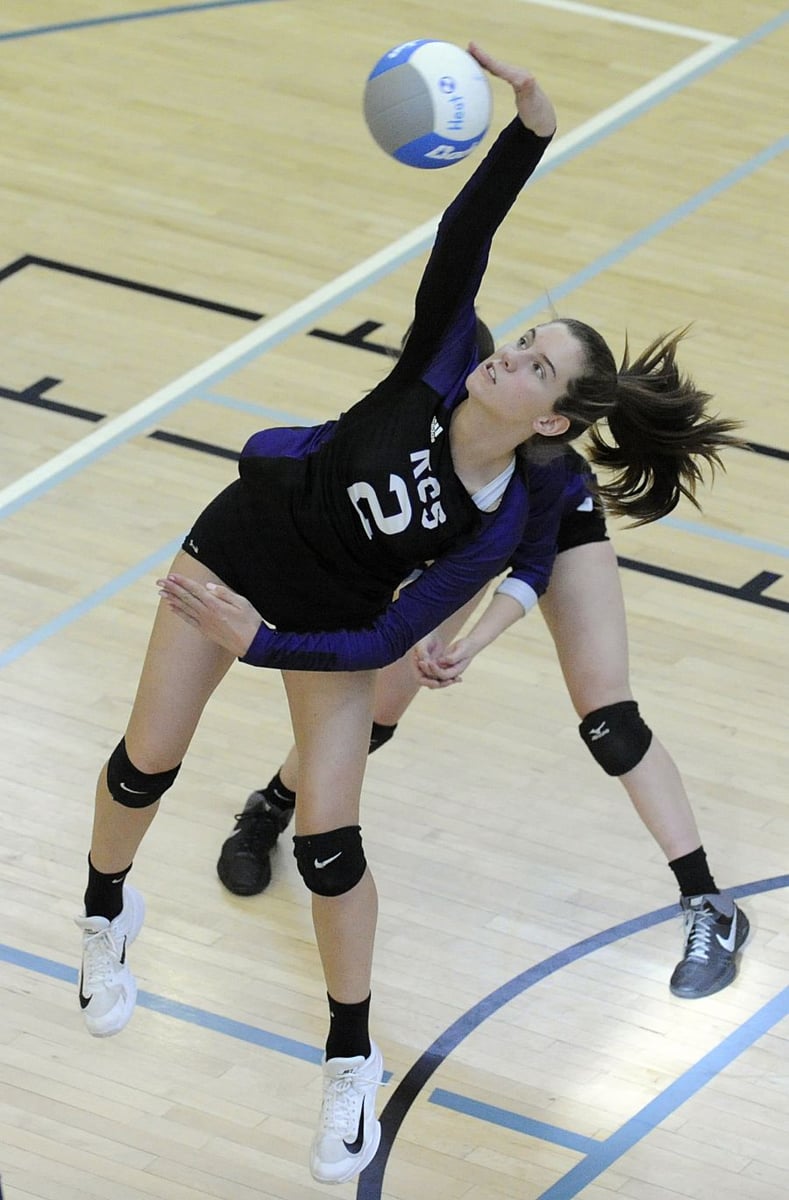 <who>Photo Credit: Lorne White/KelownaNow </who>Kelowna Christian School's Taysha Boulter makes the best of a difficult set.